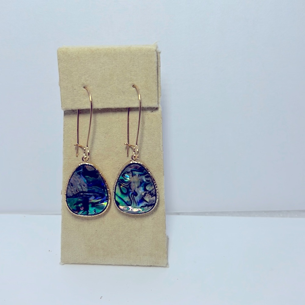 Gold tone longated wire with multi color triangular triplet stone design